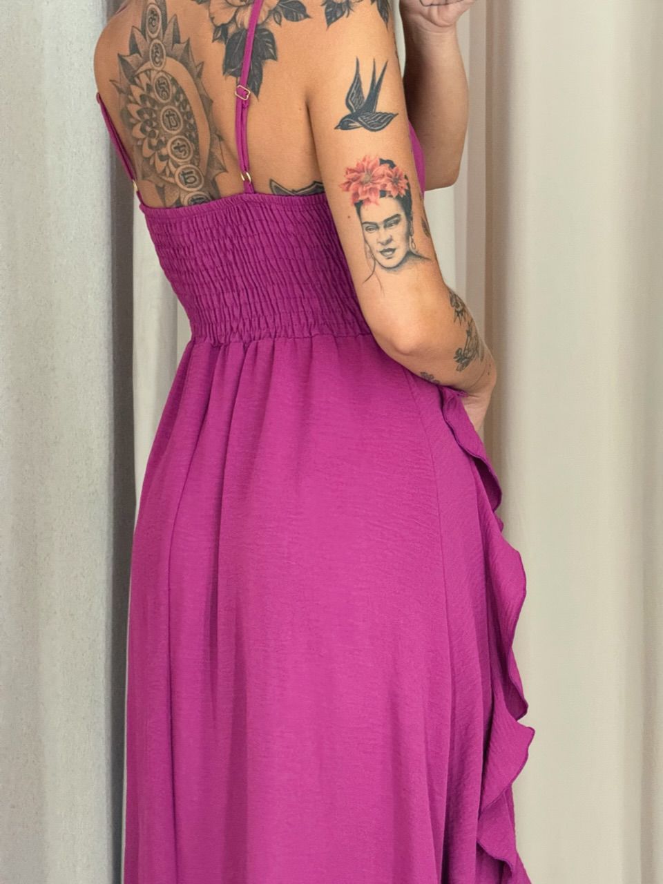 VESTIDO TÁBATA BABADOS FUCSIA