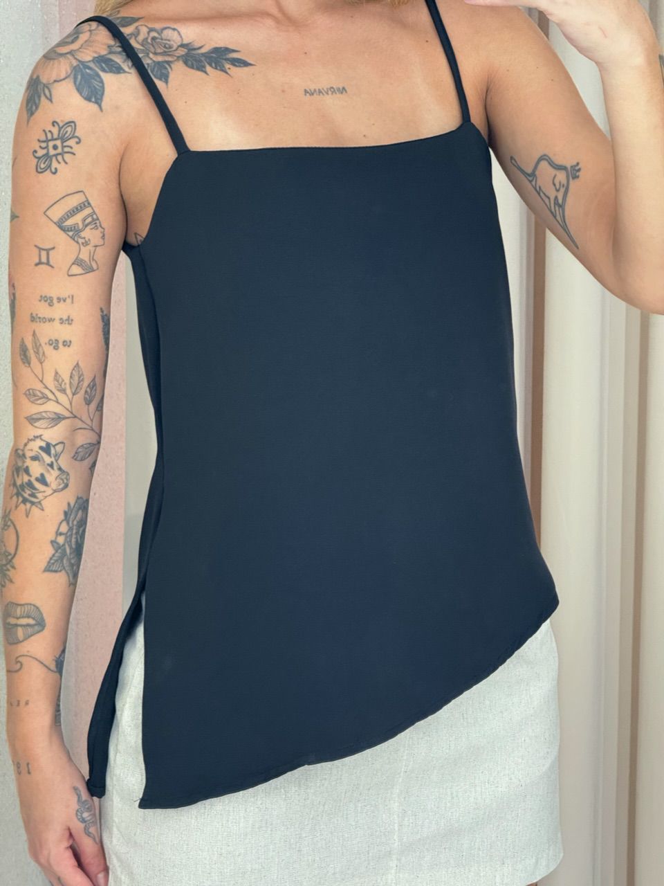 BLUSA VILMA ASSIMÉTRICA PRETA