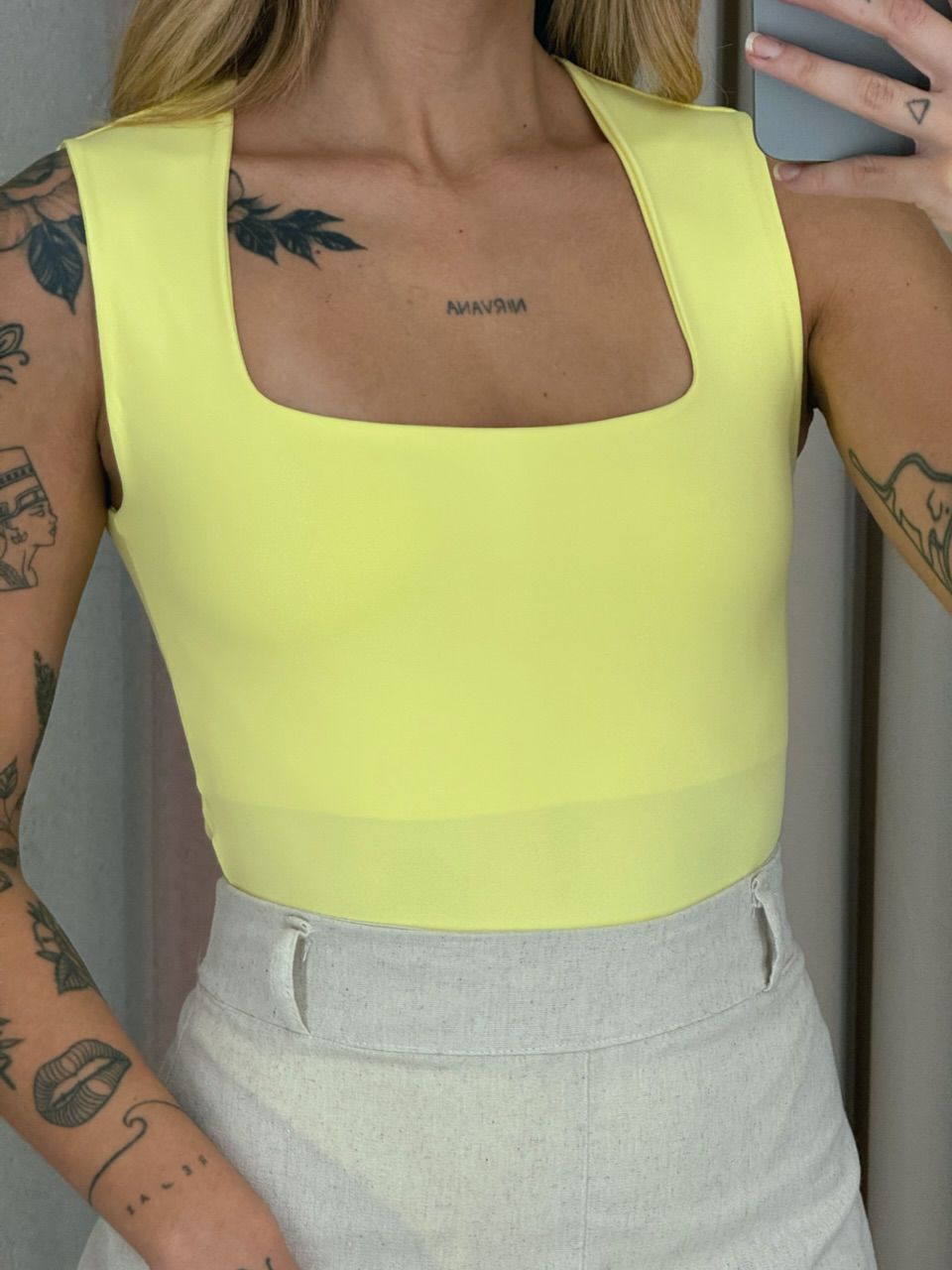 BODY JUDITE LISO AMARELO