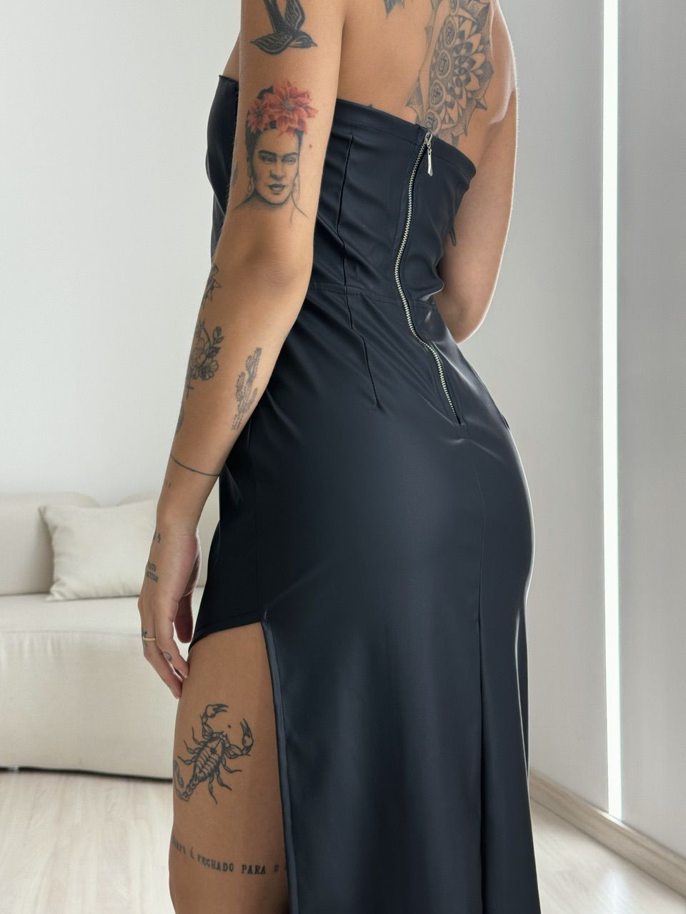 VESTIDO ASSIMÉTRICO COURINO PRETO