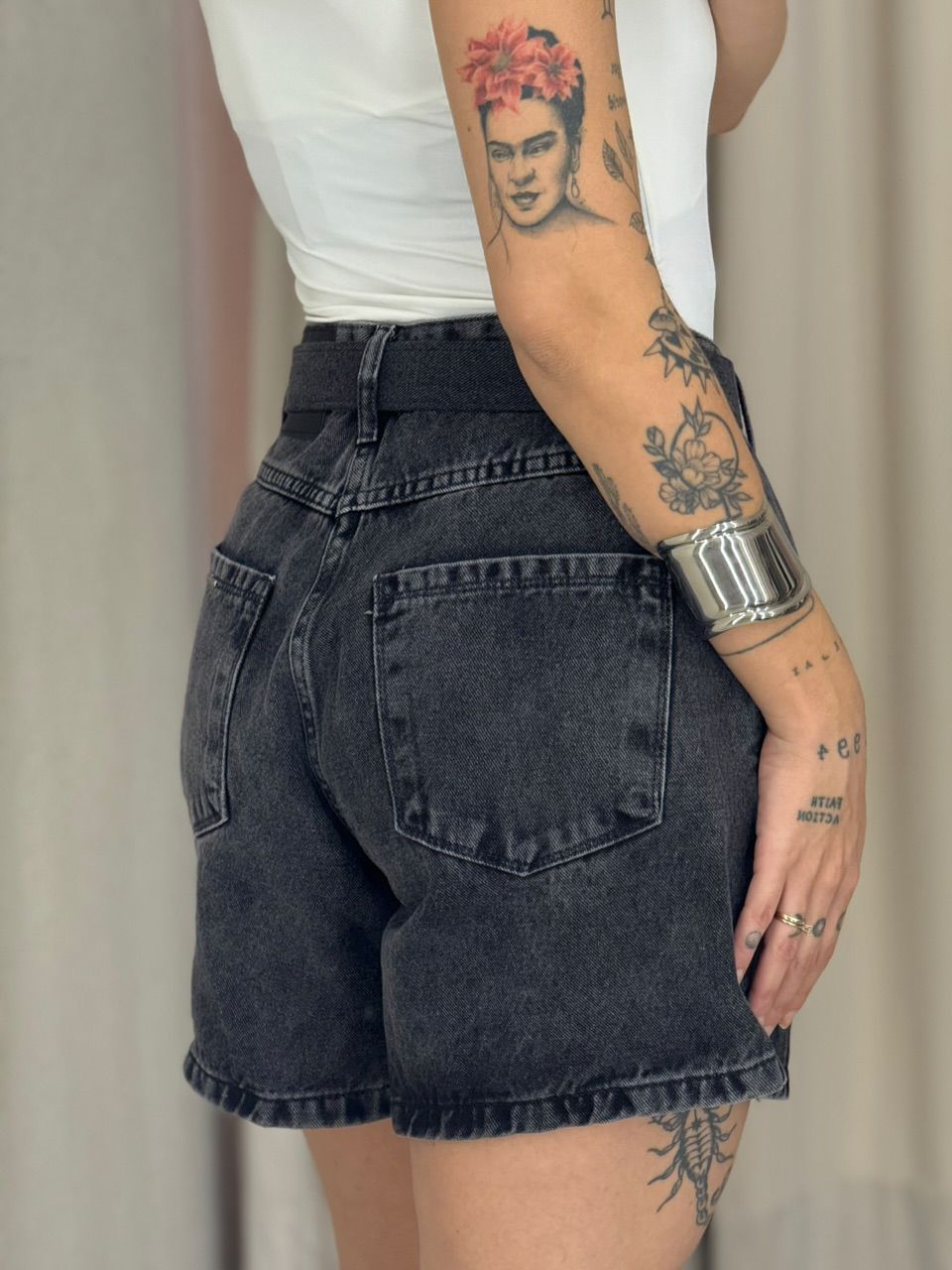 SHORT CAROLINA CINTO JEANS PRETO