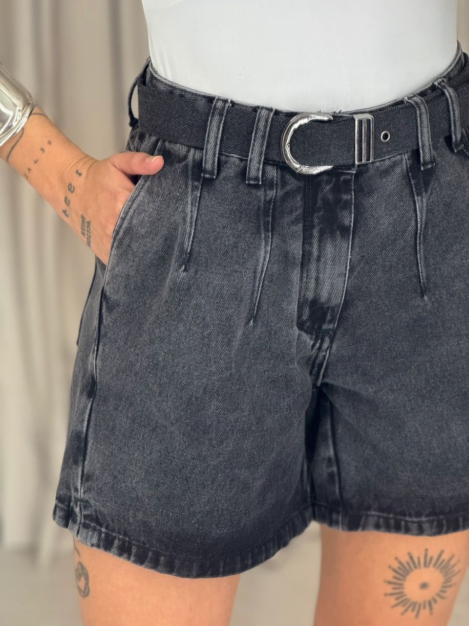 SHORT CAROLINA CINTO JEANS PRETO