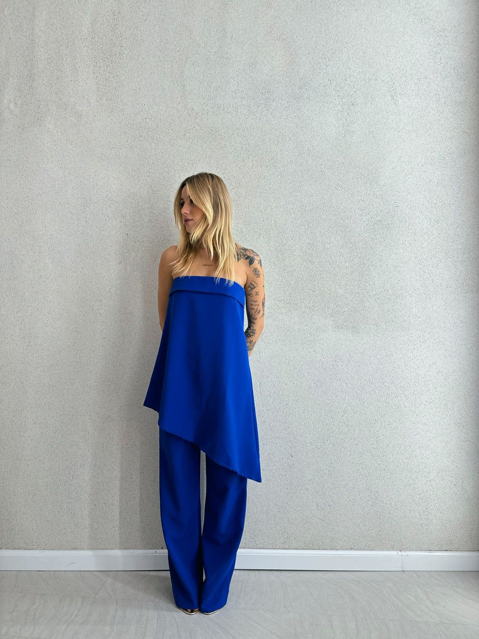 CONJUNTO MIRELLA BLUSA ASSIMÉTRICA AZUL - 00541501... - CAROLLA FERRARO
