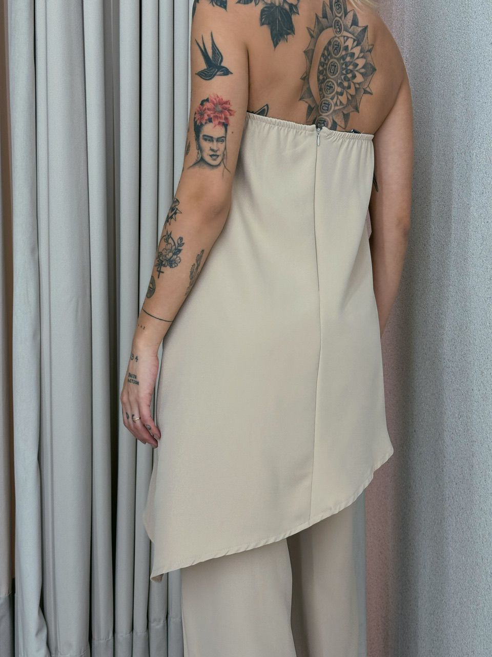 CONJUNTO MIRELLA BLUSA ASSIMÉTRICA BEGE