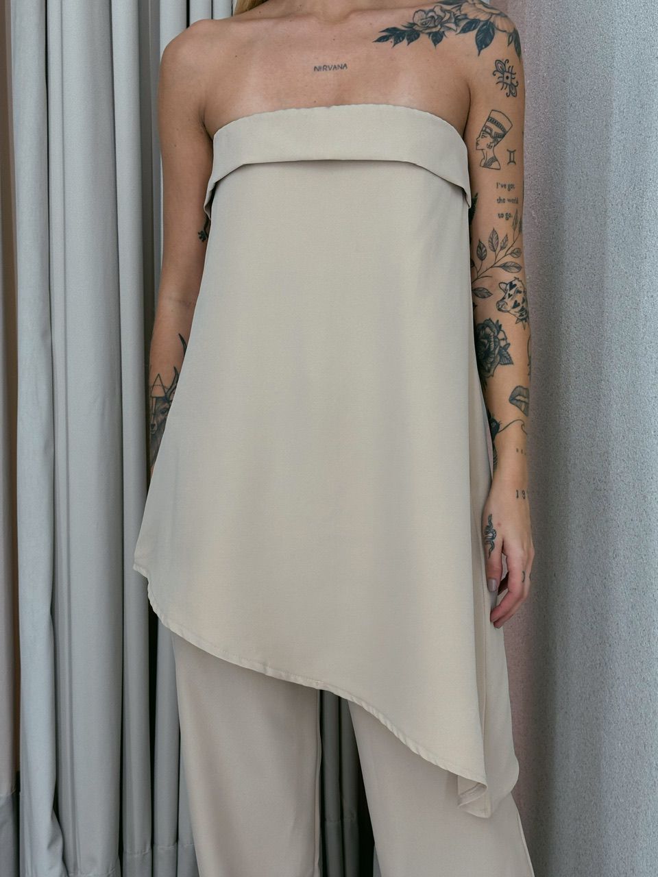 CONJUNTO MIRELLA BLUSA ASSIMÉTRICA BEGE