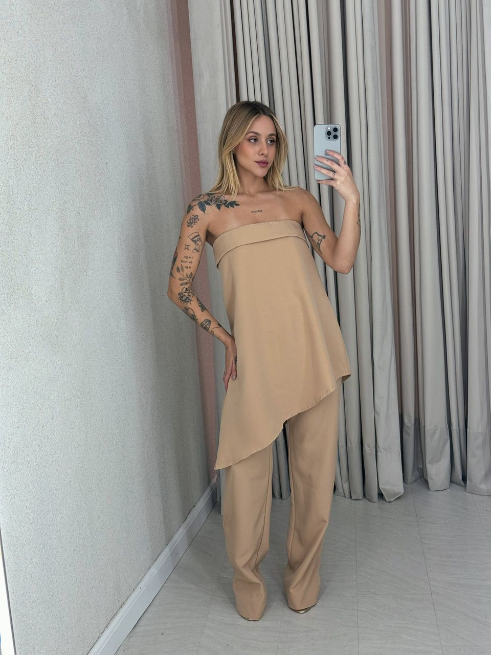 CONJUNTO MIRELLA BLUSA ASSIMÉTRICA NUDE - 00541500... - CAROLLA FERRARO