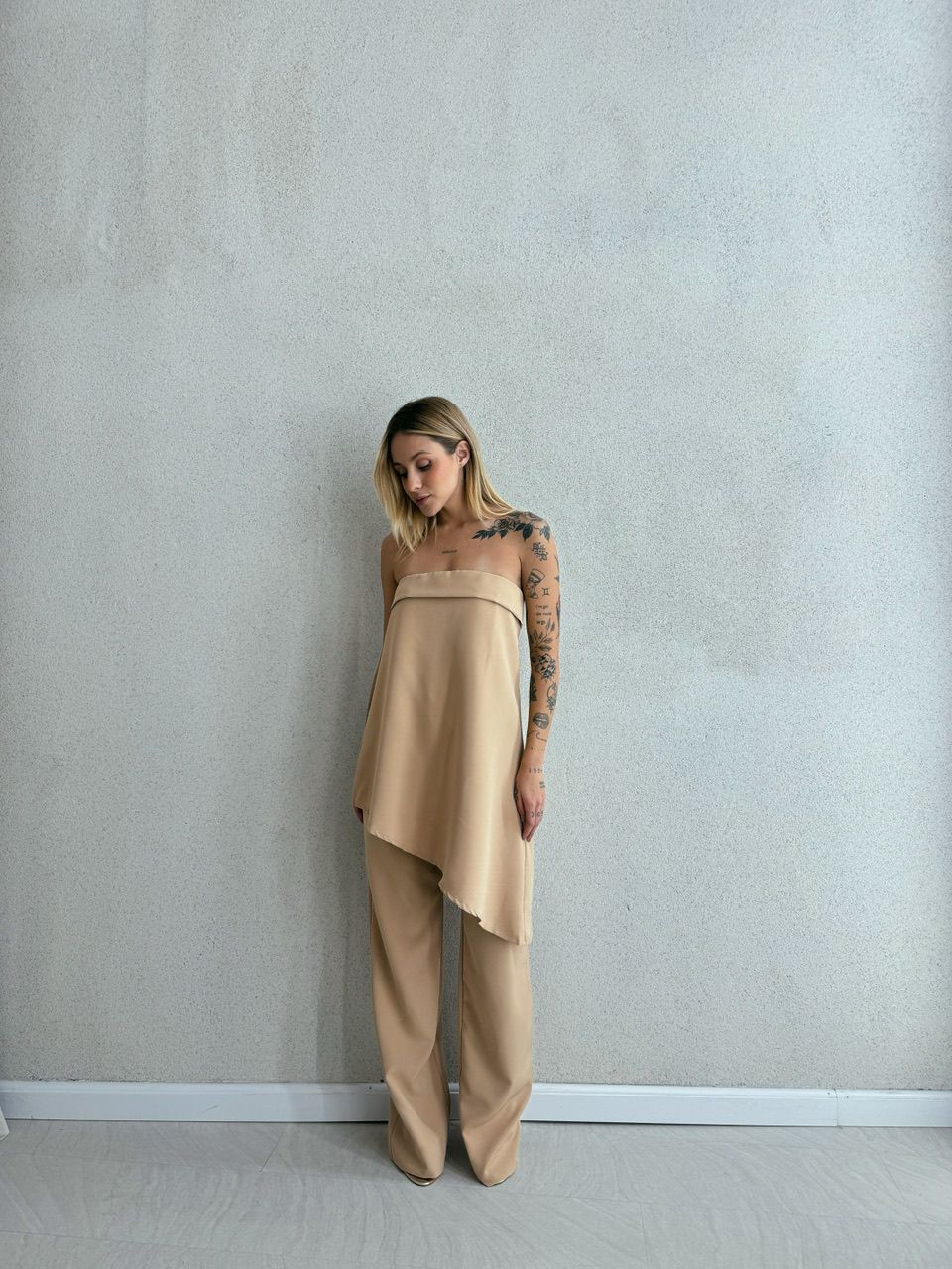 CONJUNTO MIRELLA BLUSA ASSIMÉTRICA NUDE