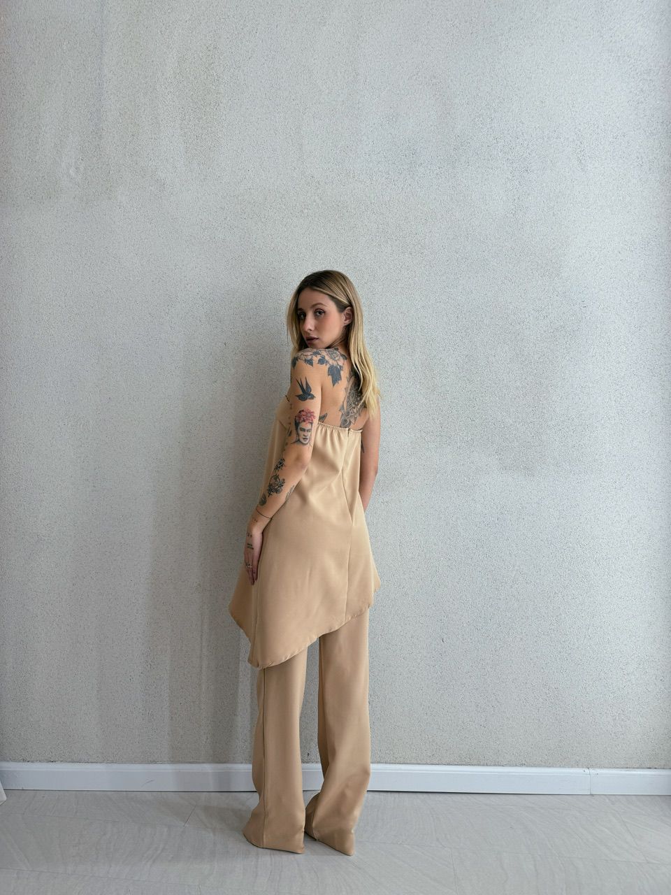 CONJUNTO MIRELLA BLUSA ASSIMÉTRICA NUDE