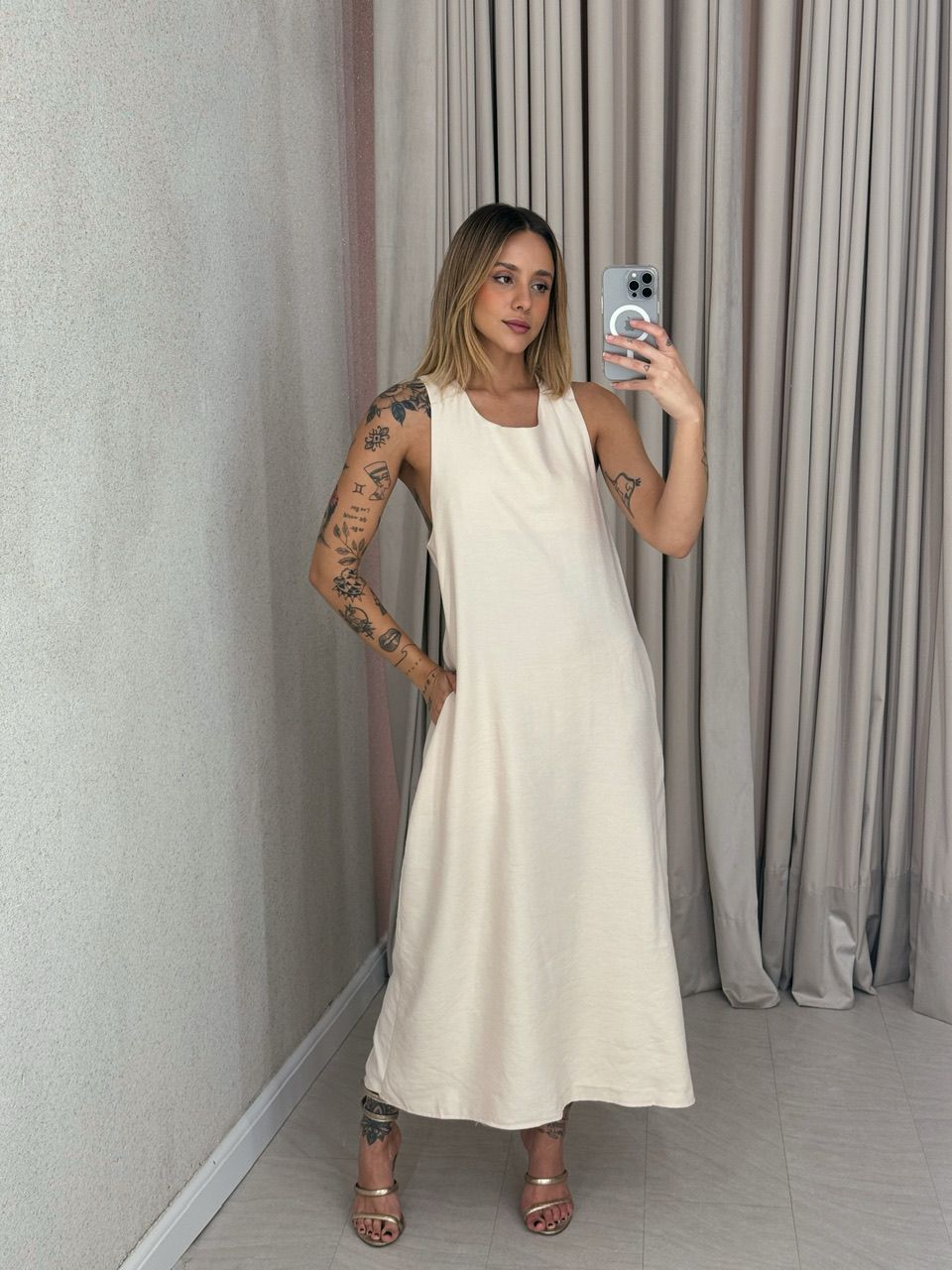 VESTIDO VIVIANE GOLA NÓ AREIA - 0057380110 - CAROLLA FERRARO