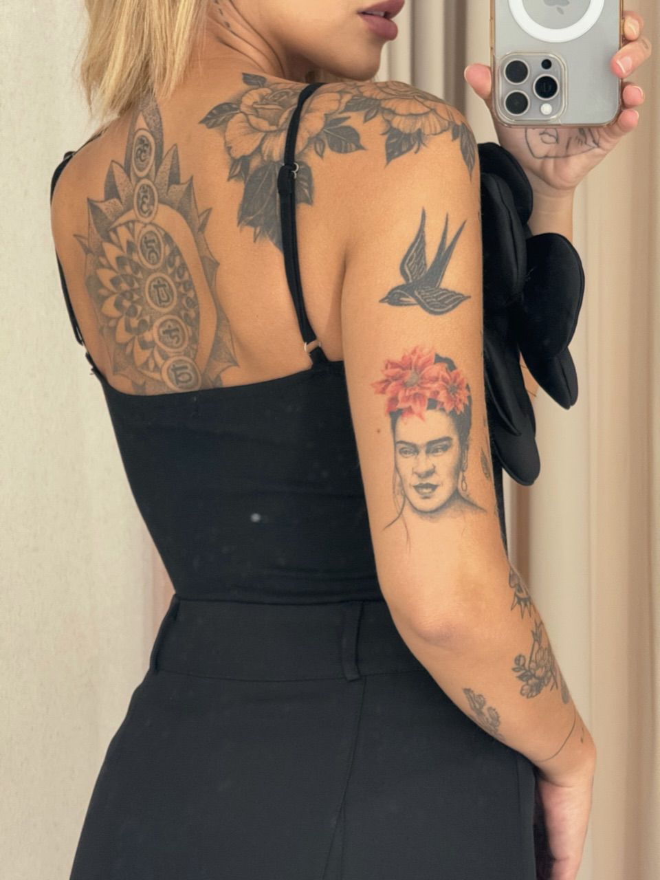 BODY BRENDA FLOR PRETO