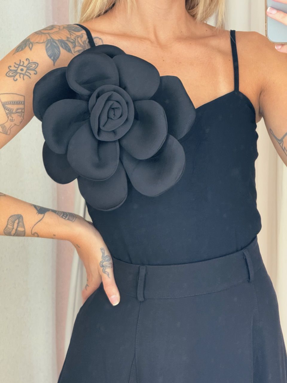 BODY BRENDA FLOR PRETO