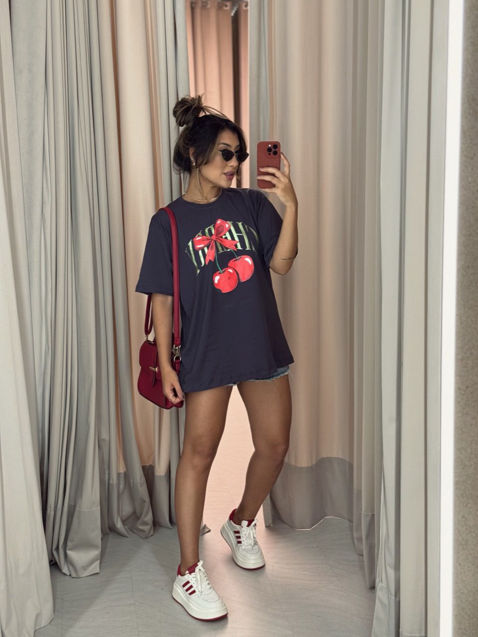 T-SHIRT OVER CEREJA CINZA