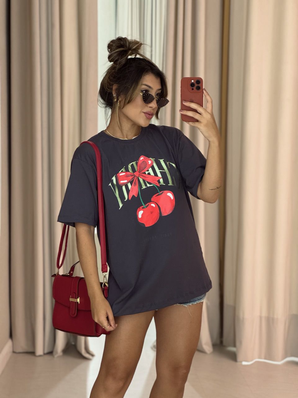 T-SHIRT OVER CEREJA CINZA