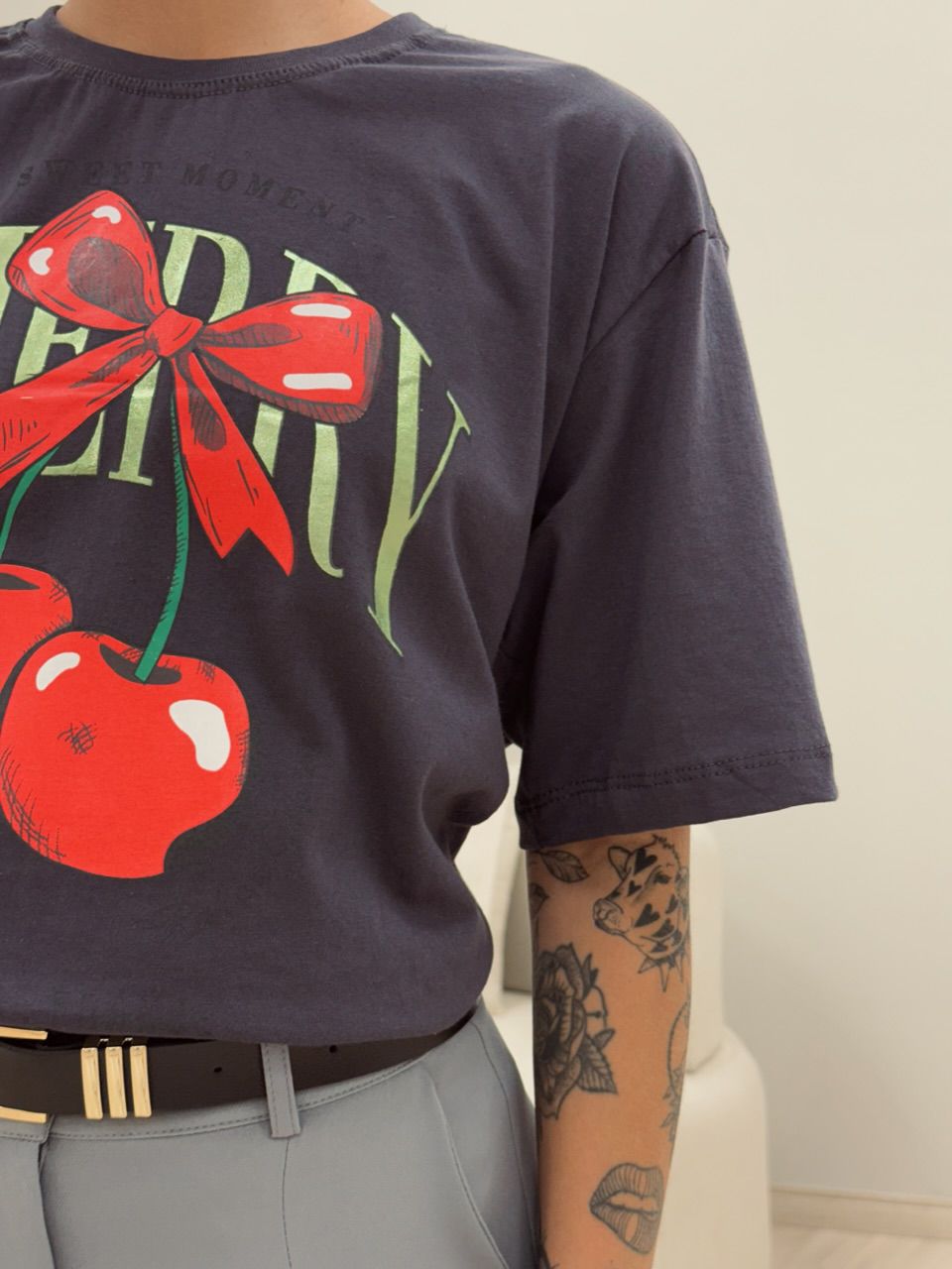 T-SHIRT OVER CEREJA CINZA