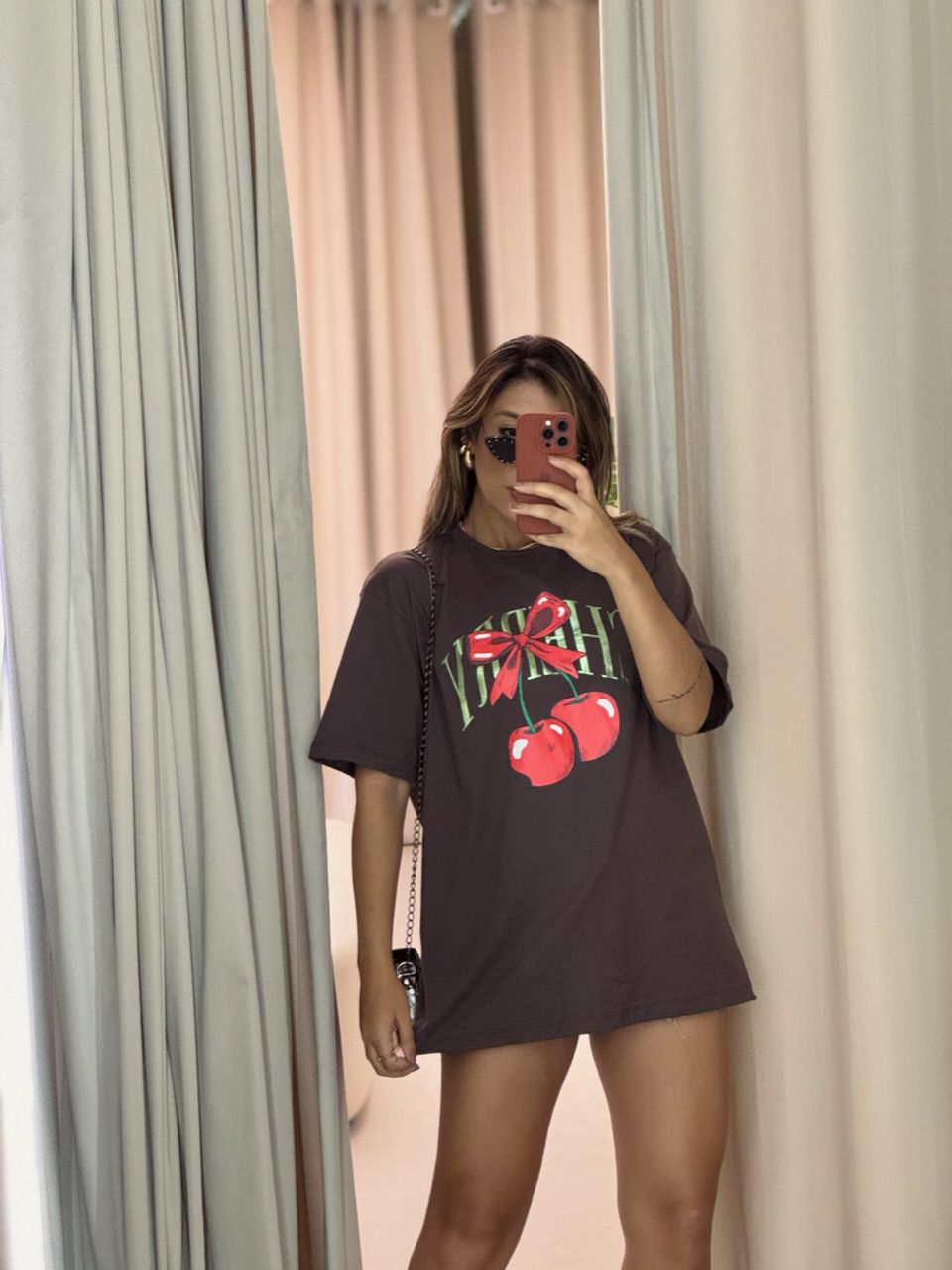 T-SHIRT OVER CEREJA CINZA