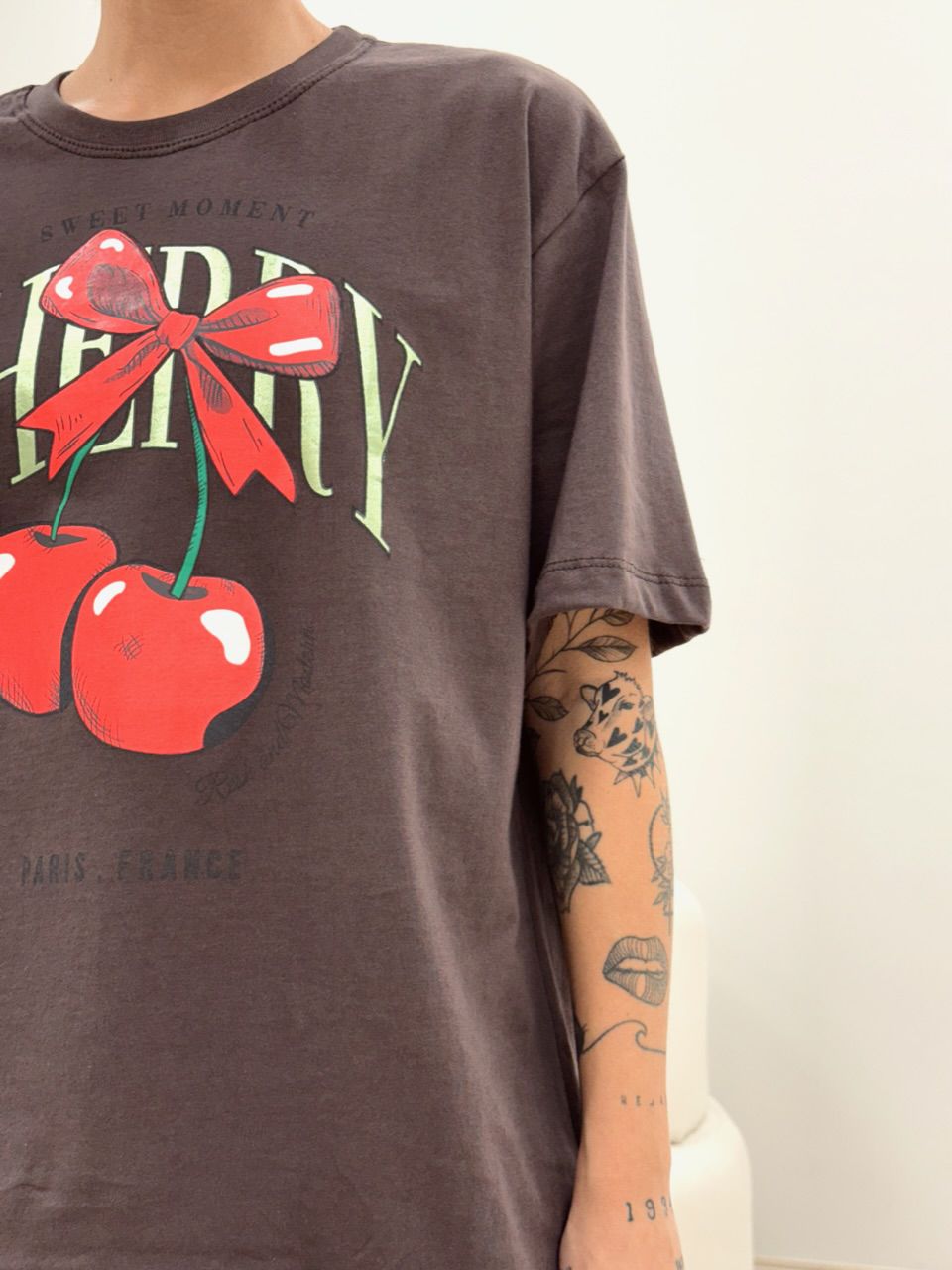 T-SHIRT OVER CEREJA MARROM