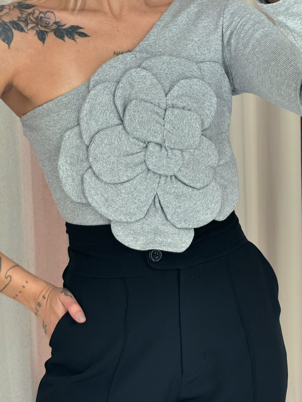 CROPPED FLOR NULA MANGA CINZA
