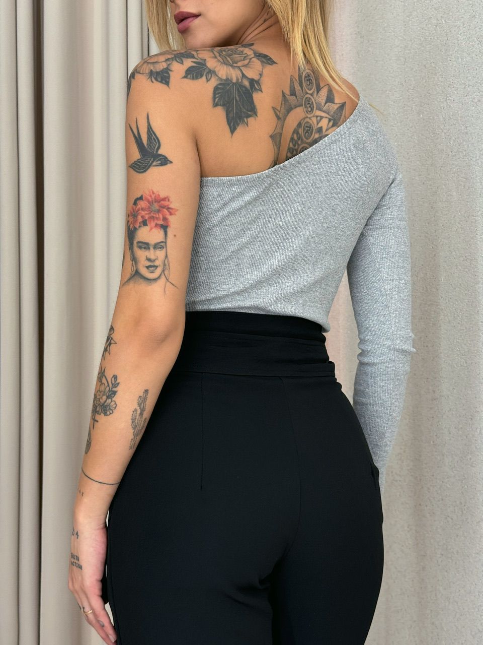 CROPPED FLOR NULA MANGA CINZA