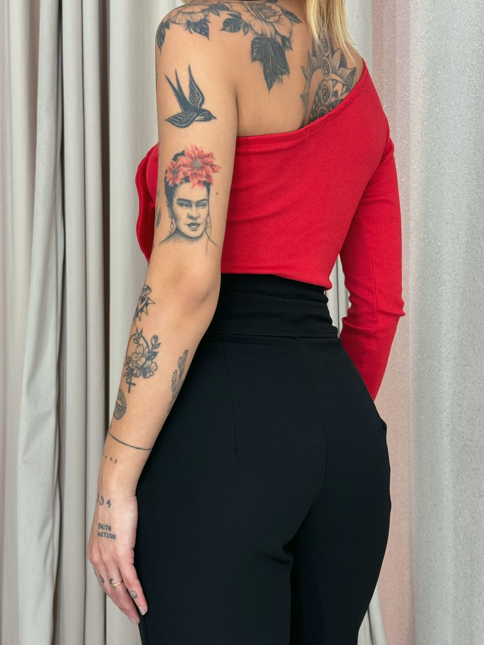 CROPPED FLOR NULA MANGA VERMELHO