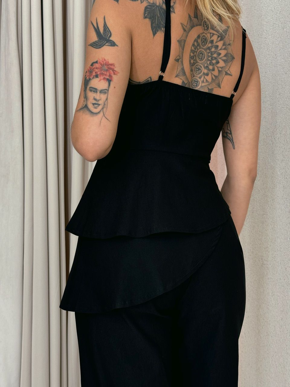 BLUSA EMANUELY ASSIMÉTRICA PRETA