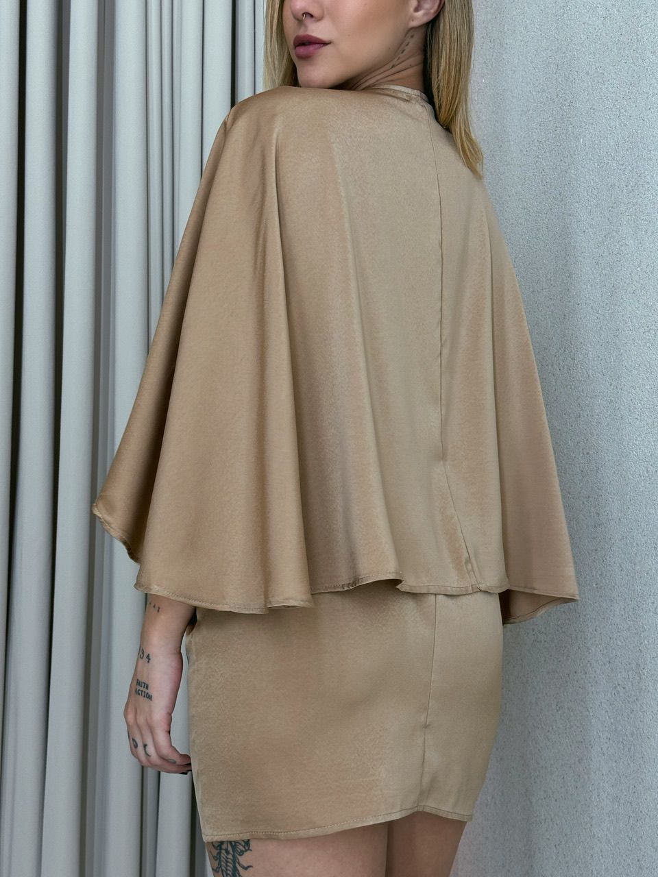 VESTIDO CURTO CAPA NUDE