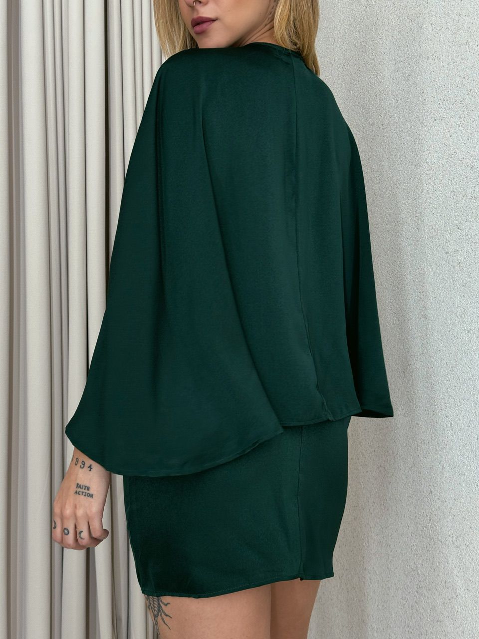 VESTIDO CURTO CAPA VERDE MUSGO