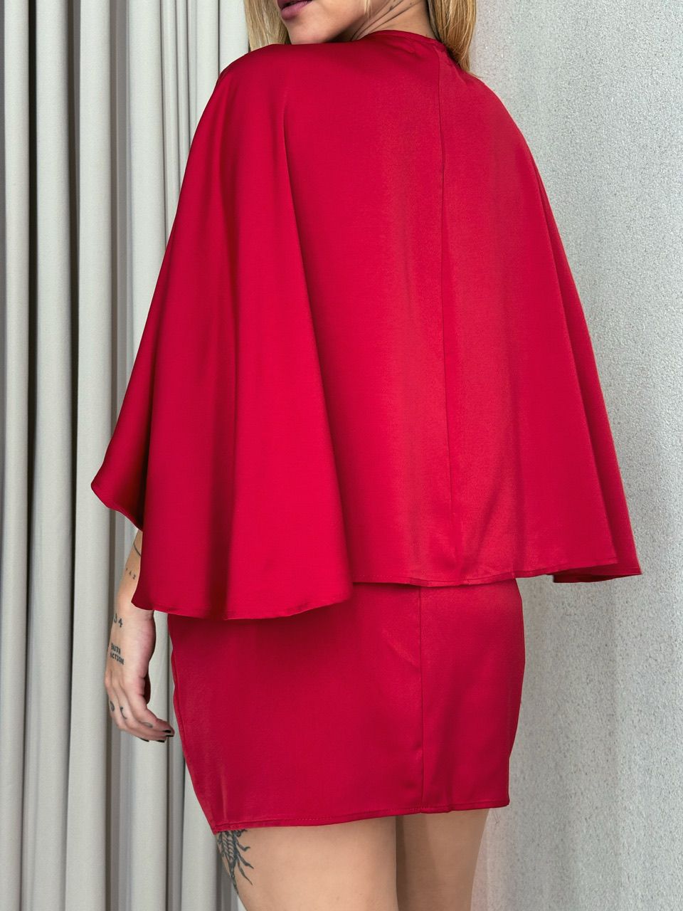 VESTIDO CURTO CAPA VERMELHO