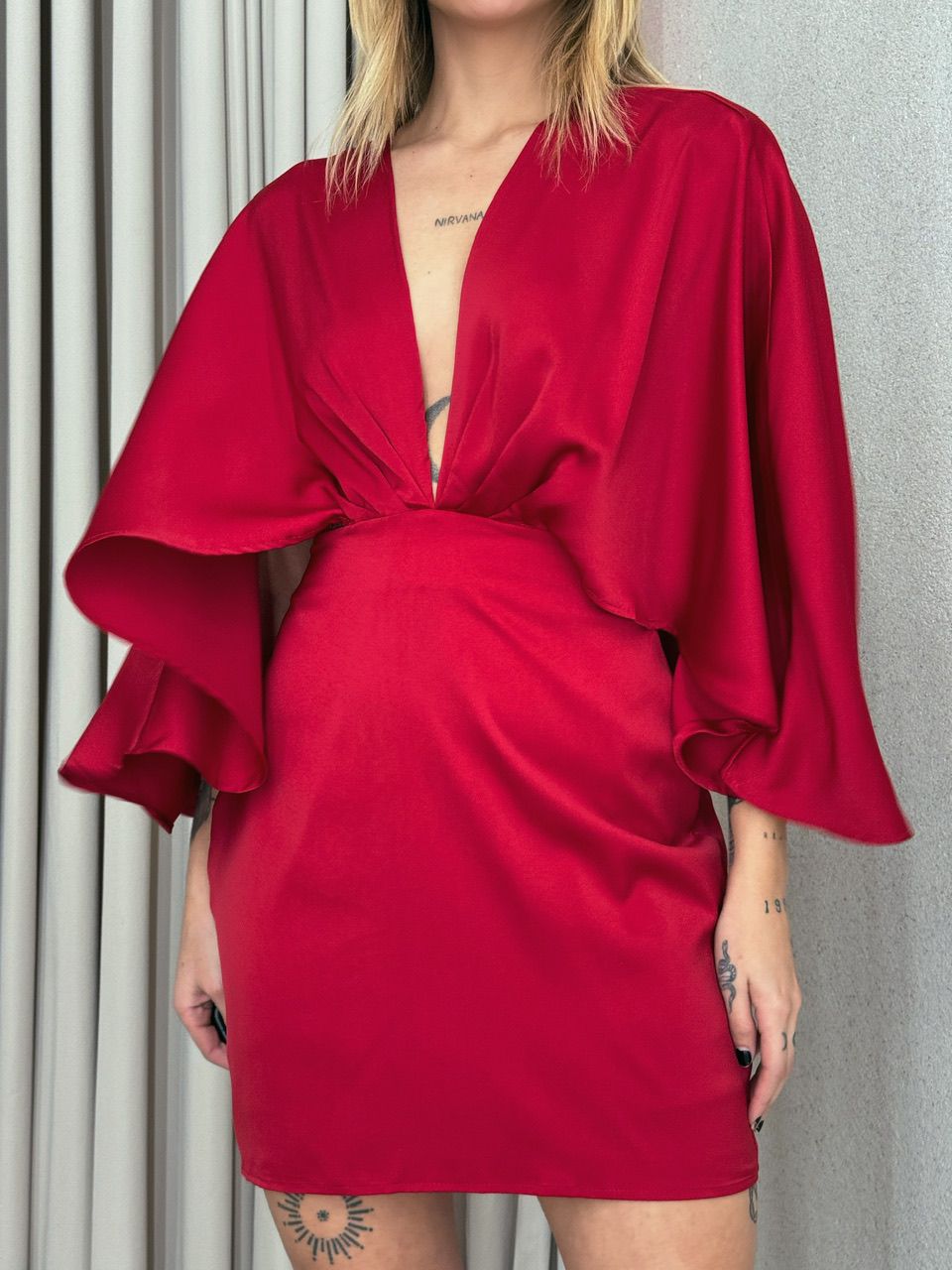 VESTIDO CURTO CAPA VERMELHO