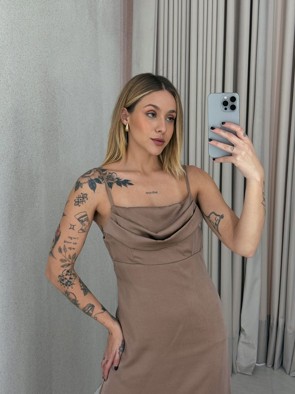 VESTIDO ISA MIDI ACETINADO NUDE