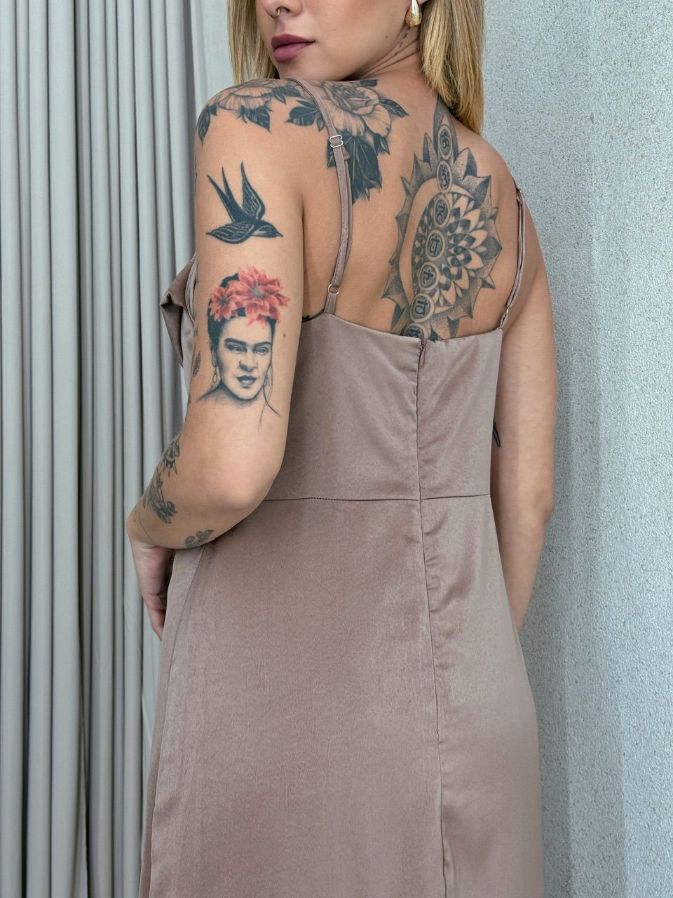 VESTIDO ISA MIDI ACETINADO NUDE