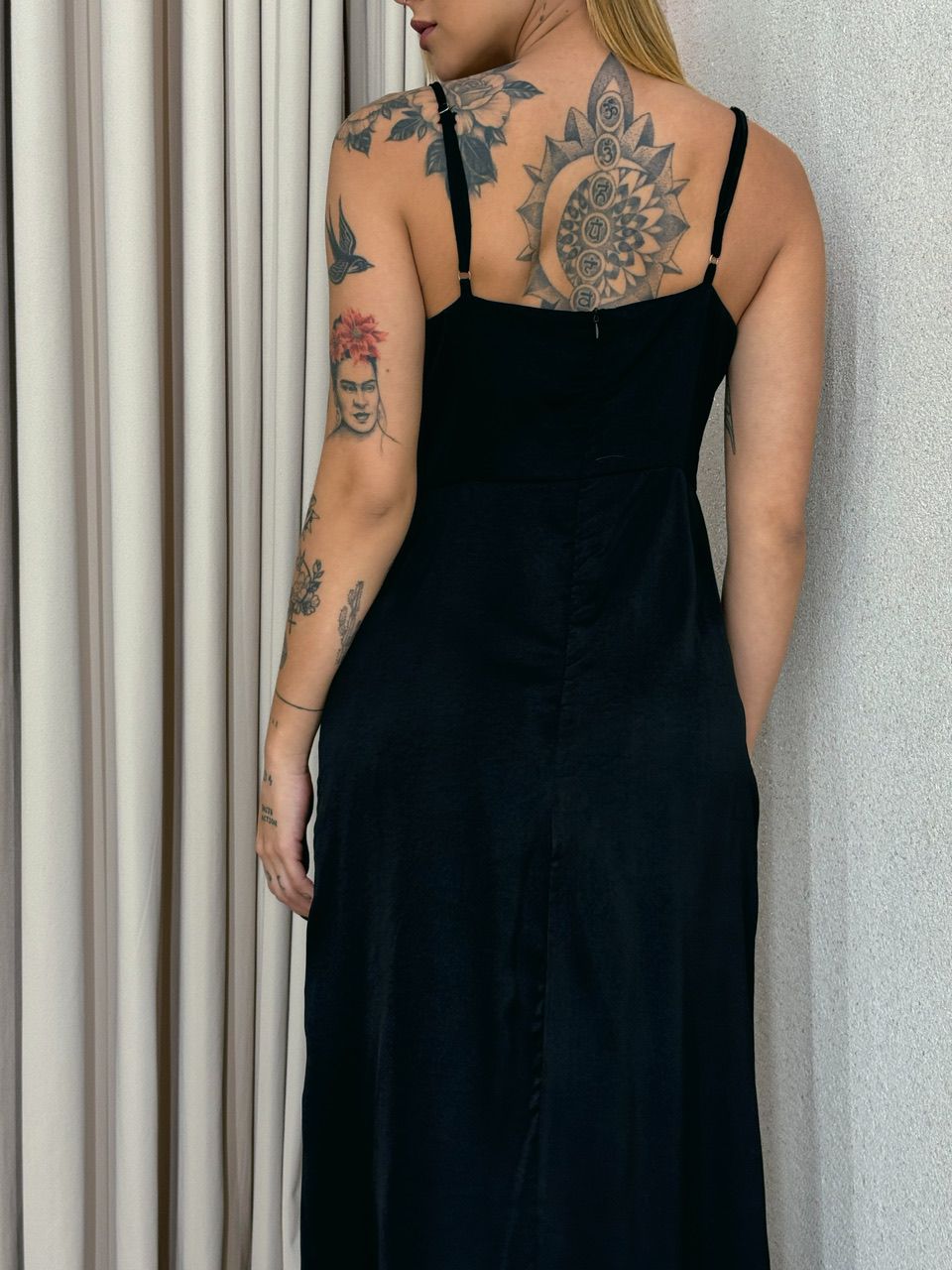 VESTIDO ISA MIDI ACETINADO PRETO