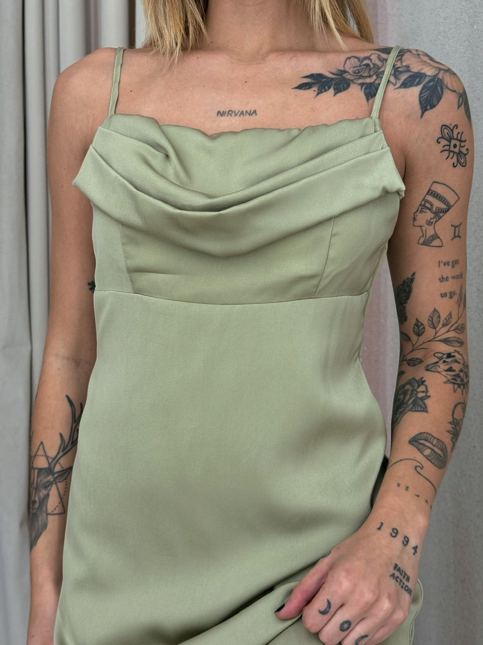 VESTIDO ISA MIDI ACETINADO VERDE