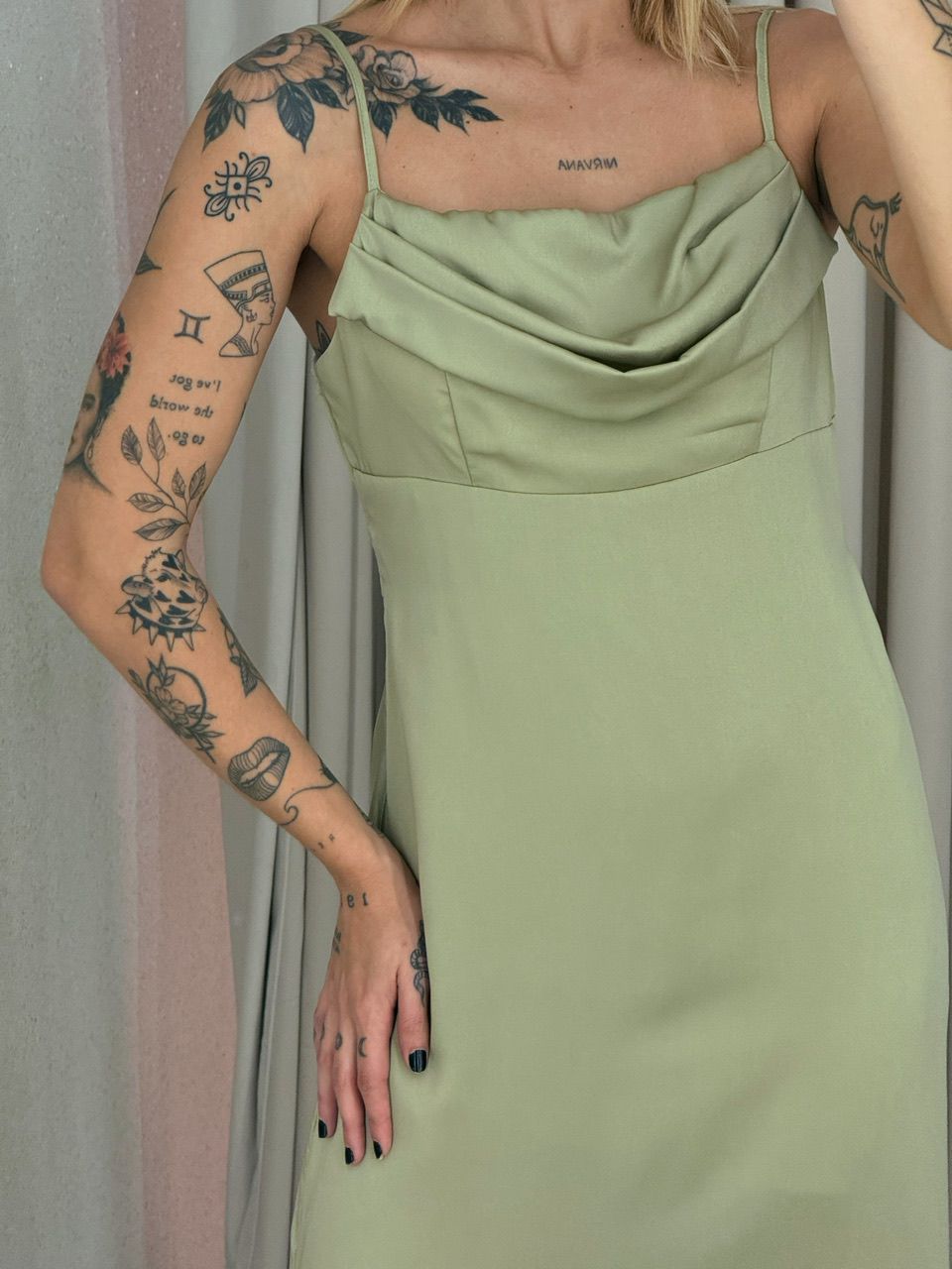 VESTIDO ISA MIDI ACETINADO VERDE