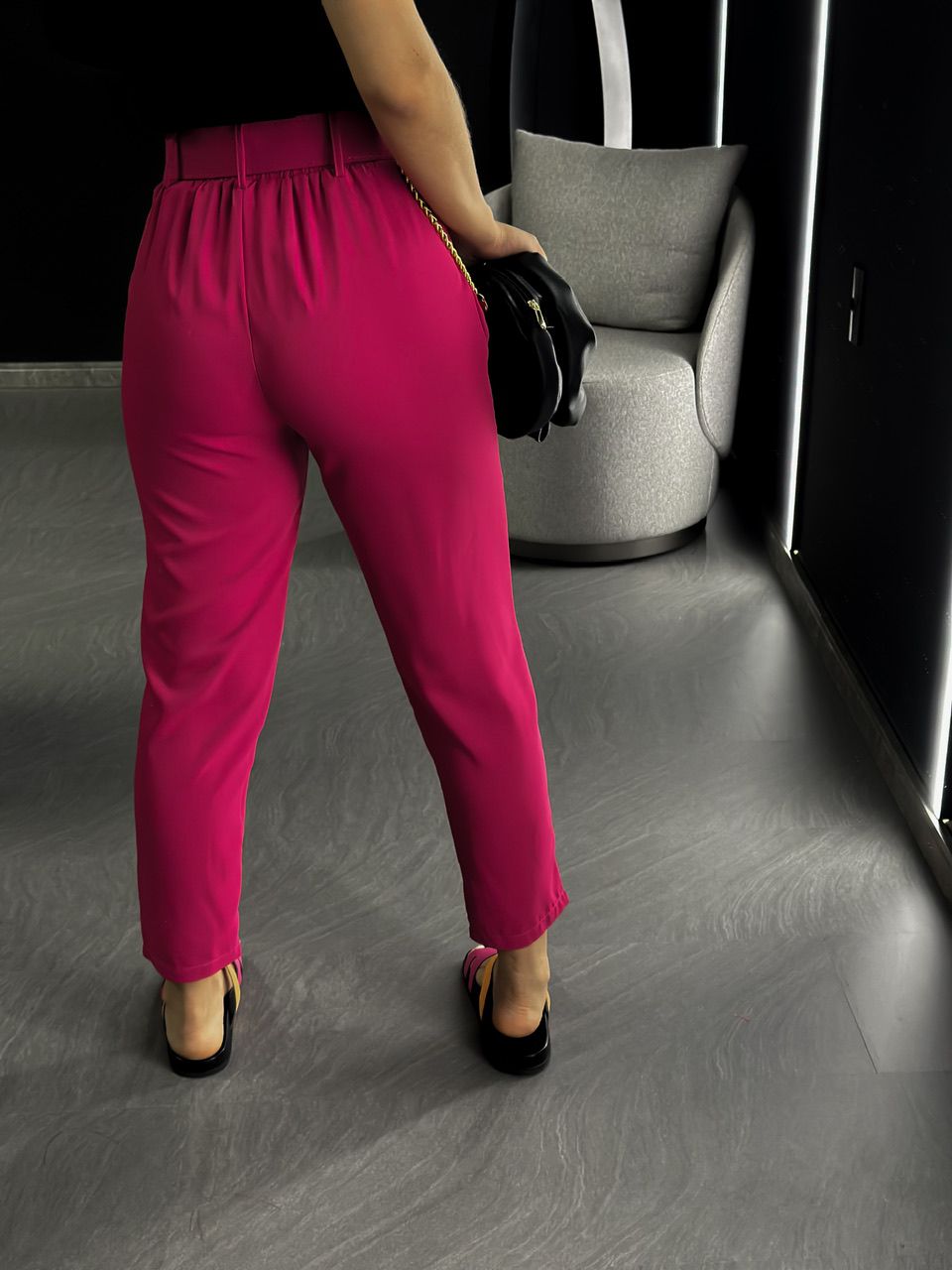 CALÇA LAÍS CINTO PEDRARIA ROSA ESCURO