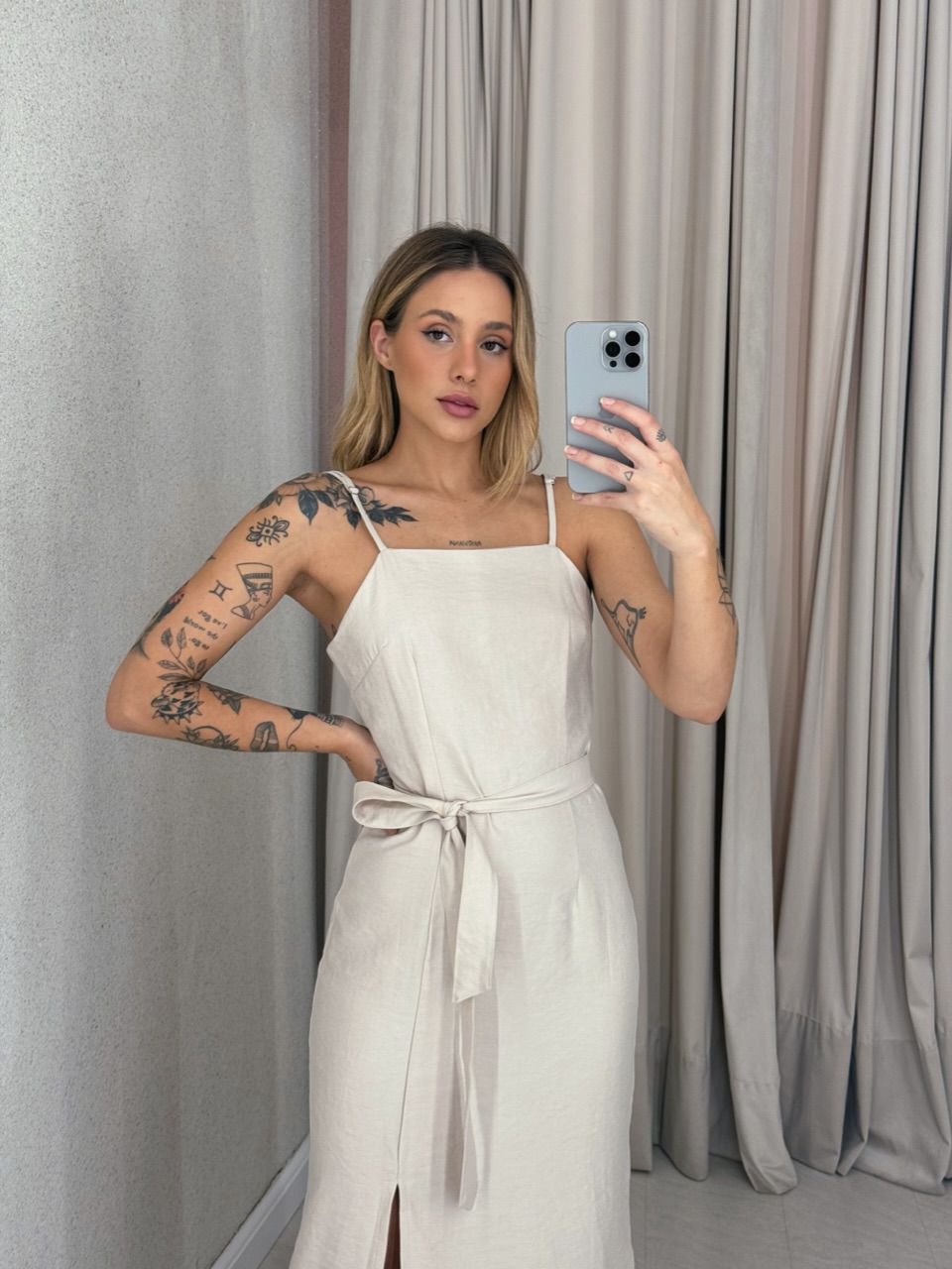 VESTIDO LUÍSE FENDA AREIA