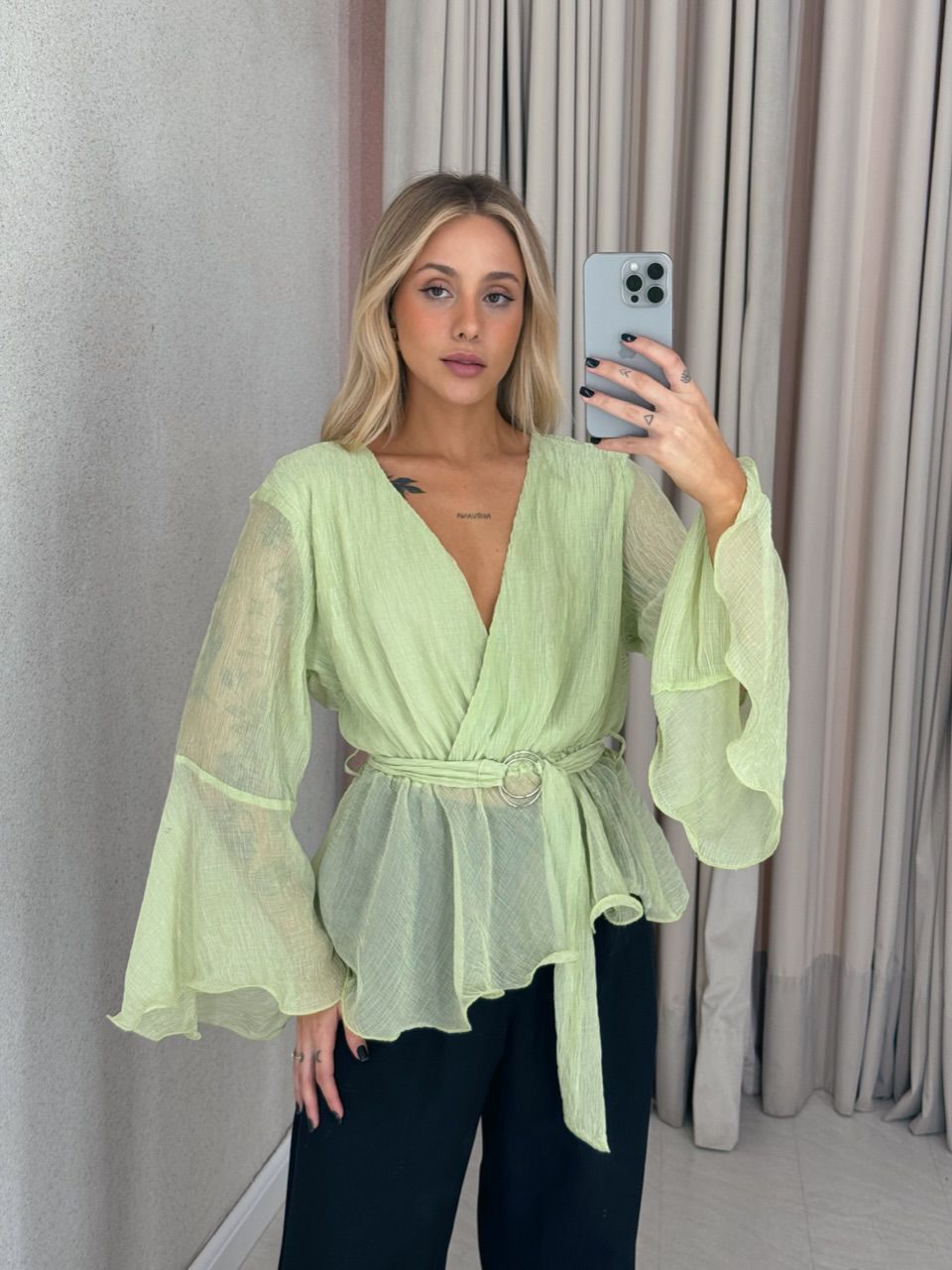 BLUSA ATENA DECOTE VERDE - 0061380014 - CAROLLA FERRARO