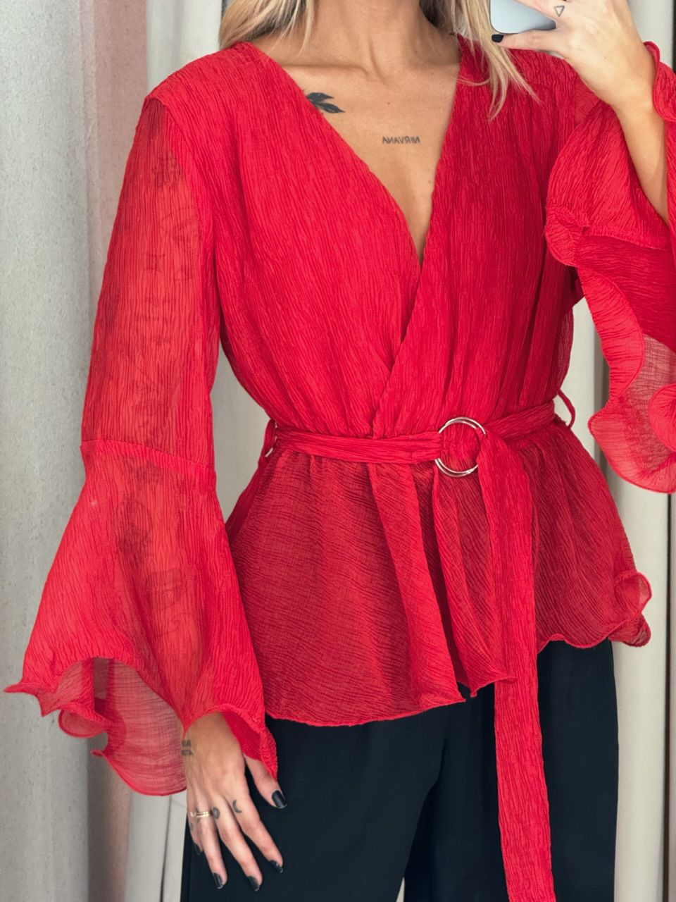 BLUSA ATENA DECOTE VERMELHA