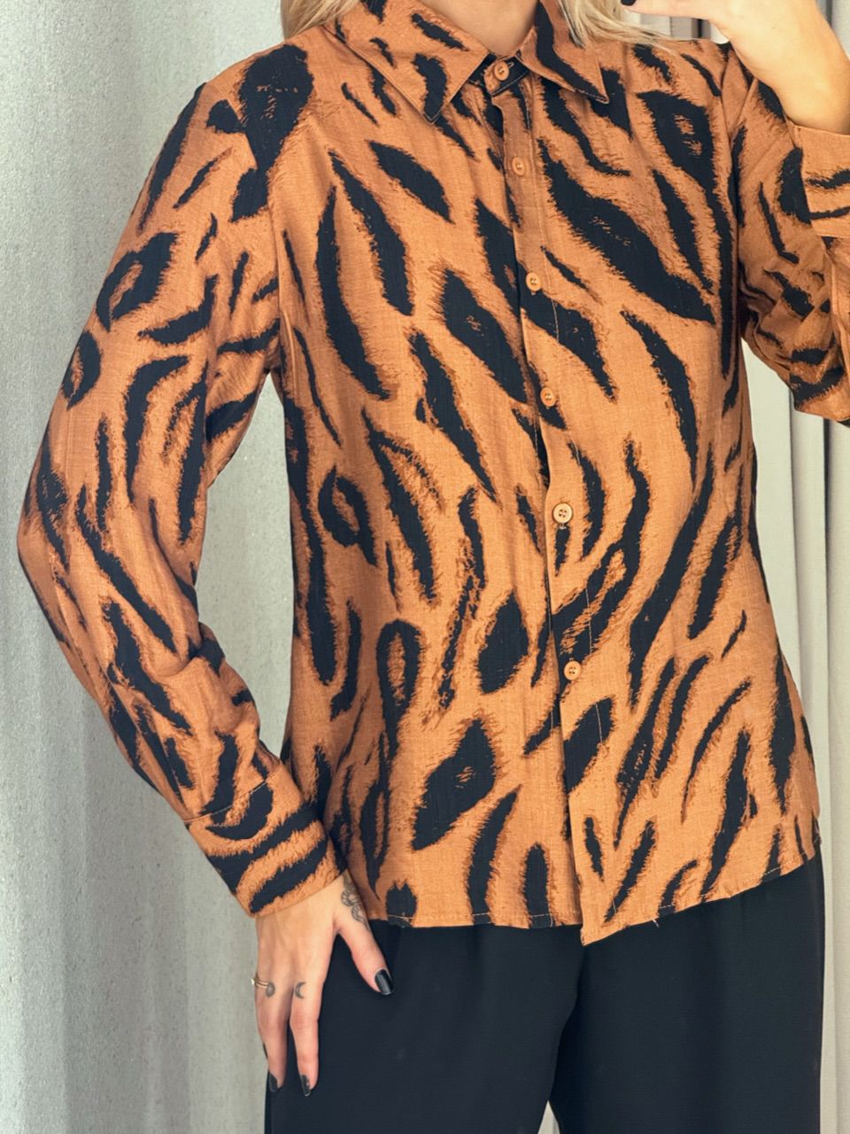 CAMISA BETANIA ANIMAL PRINT CARAMELO