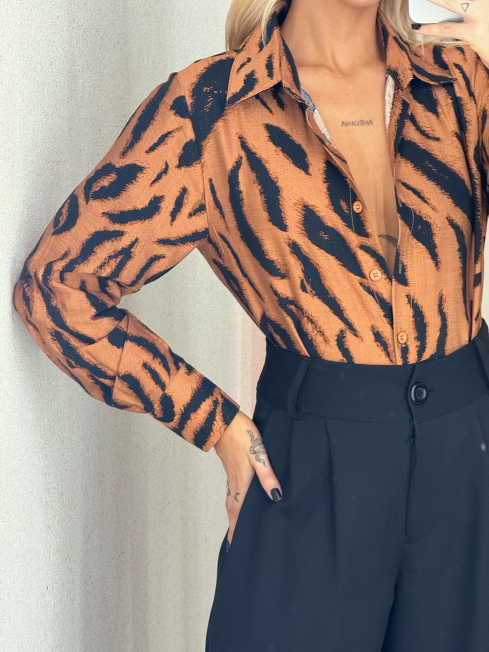 CAMISA BETANIA ANIMAL PRINT CARAMELO