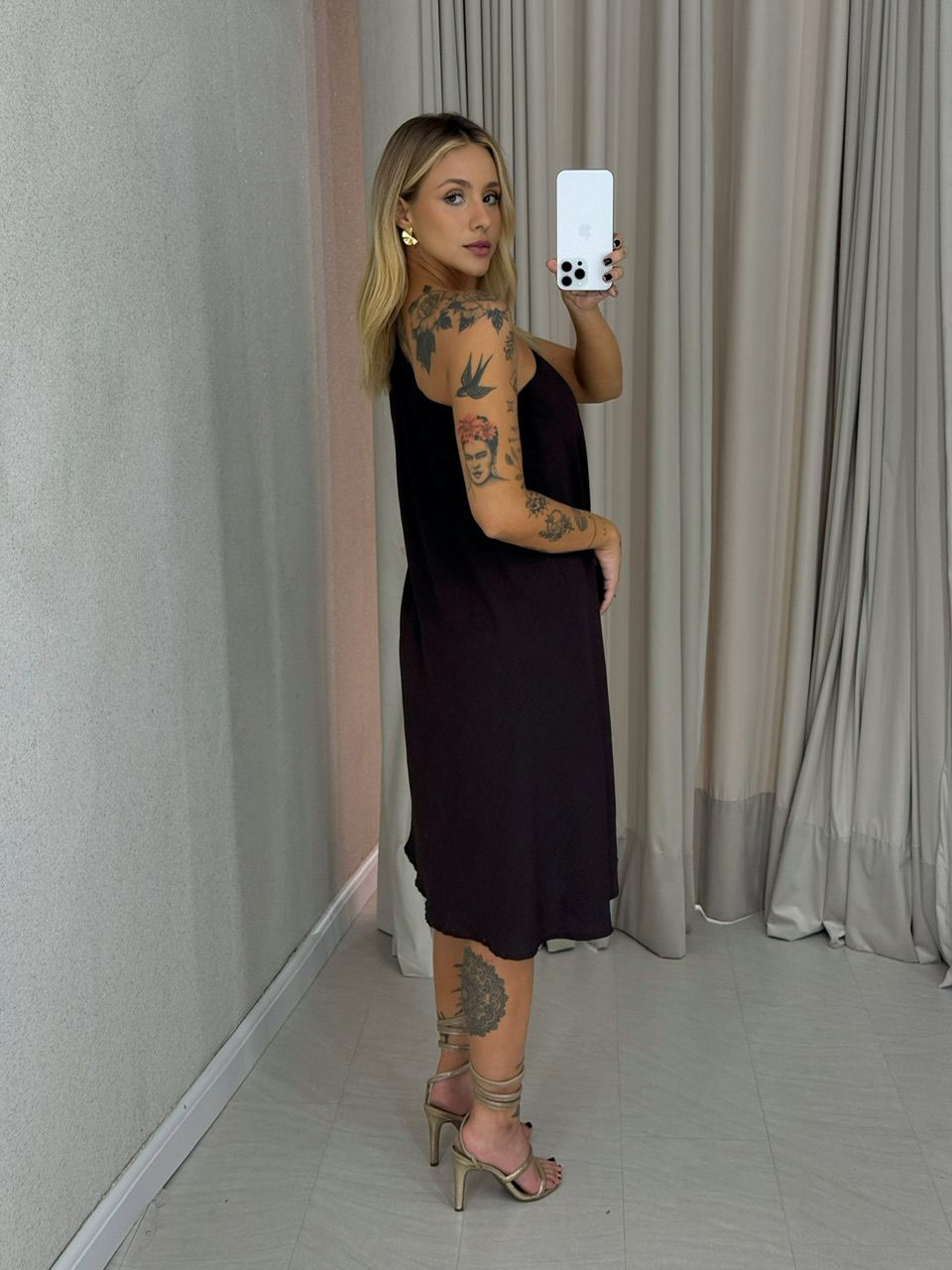VESTIDO LINETE FLOR NULA MANGA MARROM