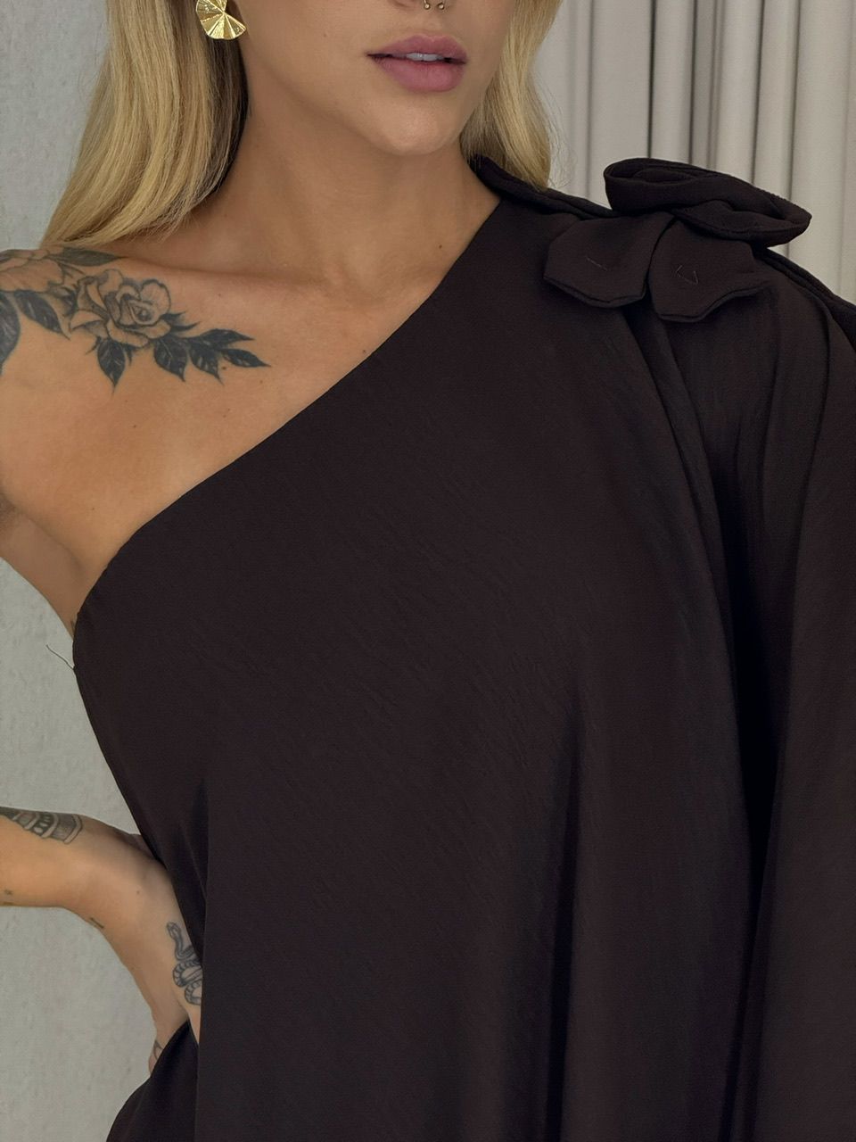 VESTIDO LINETE FLOR NULA MANGA MARROM