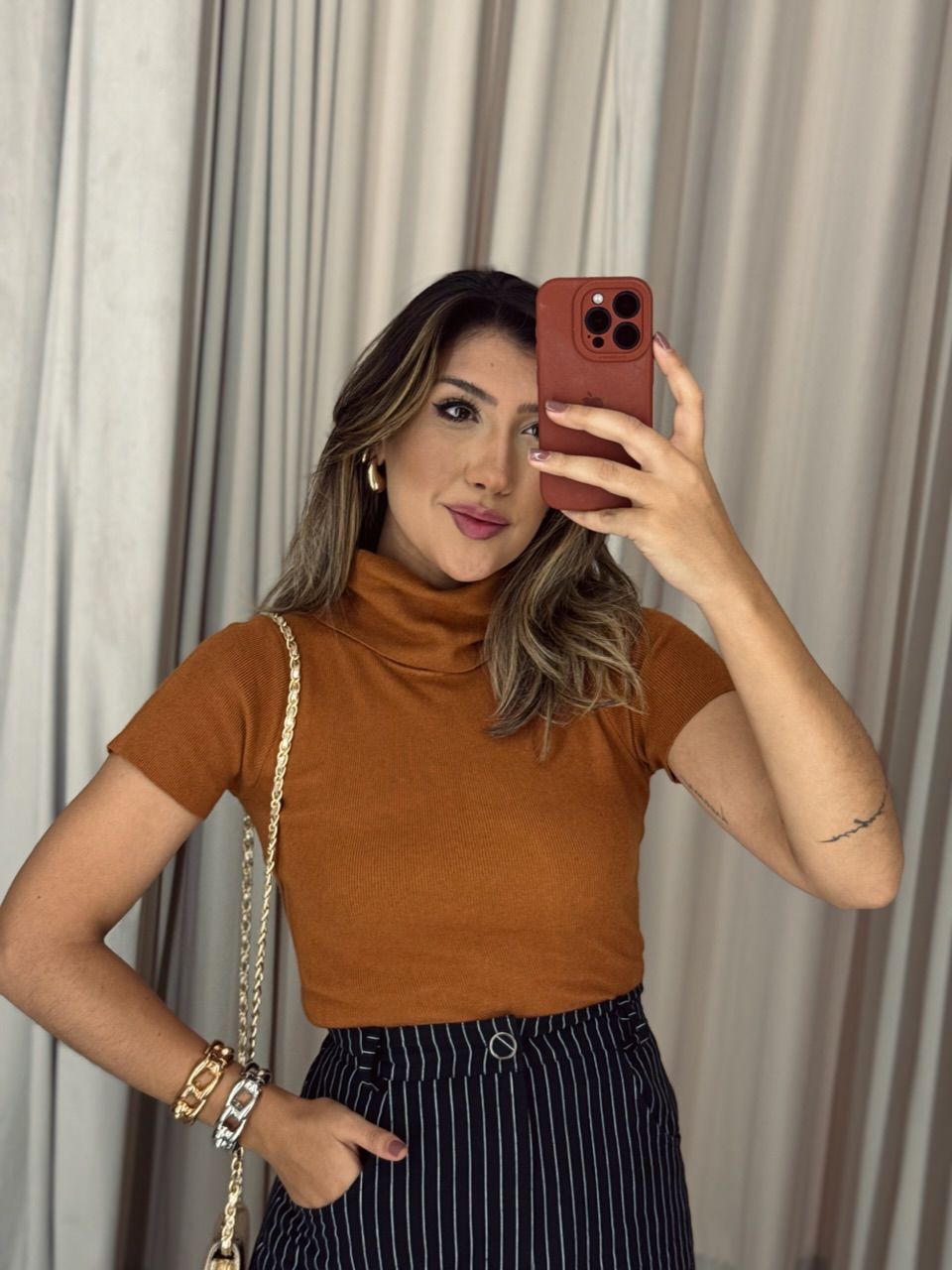 BLUSA INGRID GOLA ALTA CARAMELO
