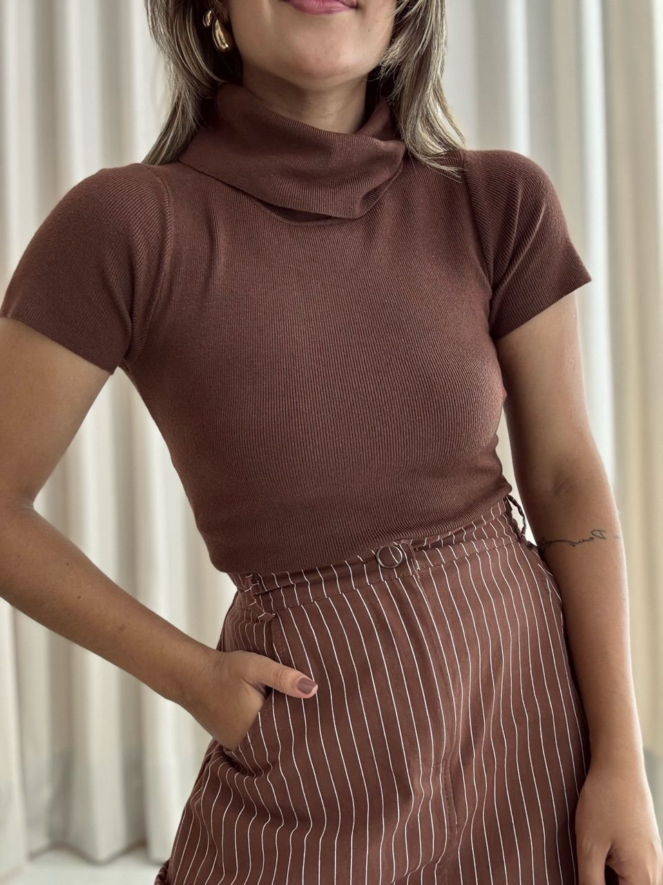 BLUSA INGRID GOLA ALTA MARROM