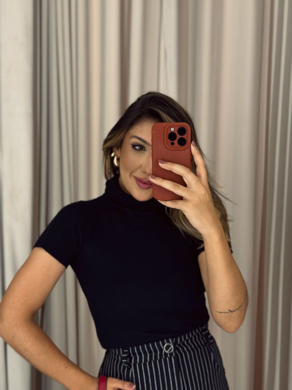 BLUSA INGRID GOLA ALTA PRETA