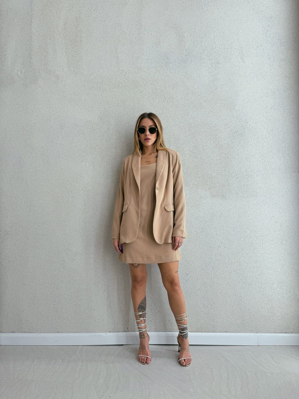 CONJUNTO VESTIDO COM BLAZER NUDE