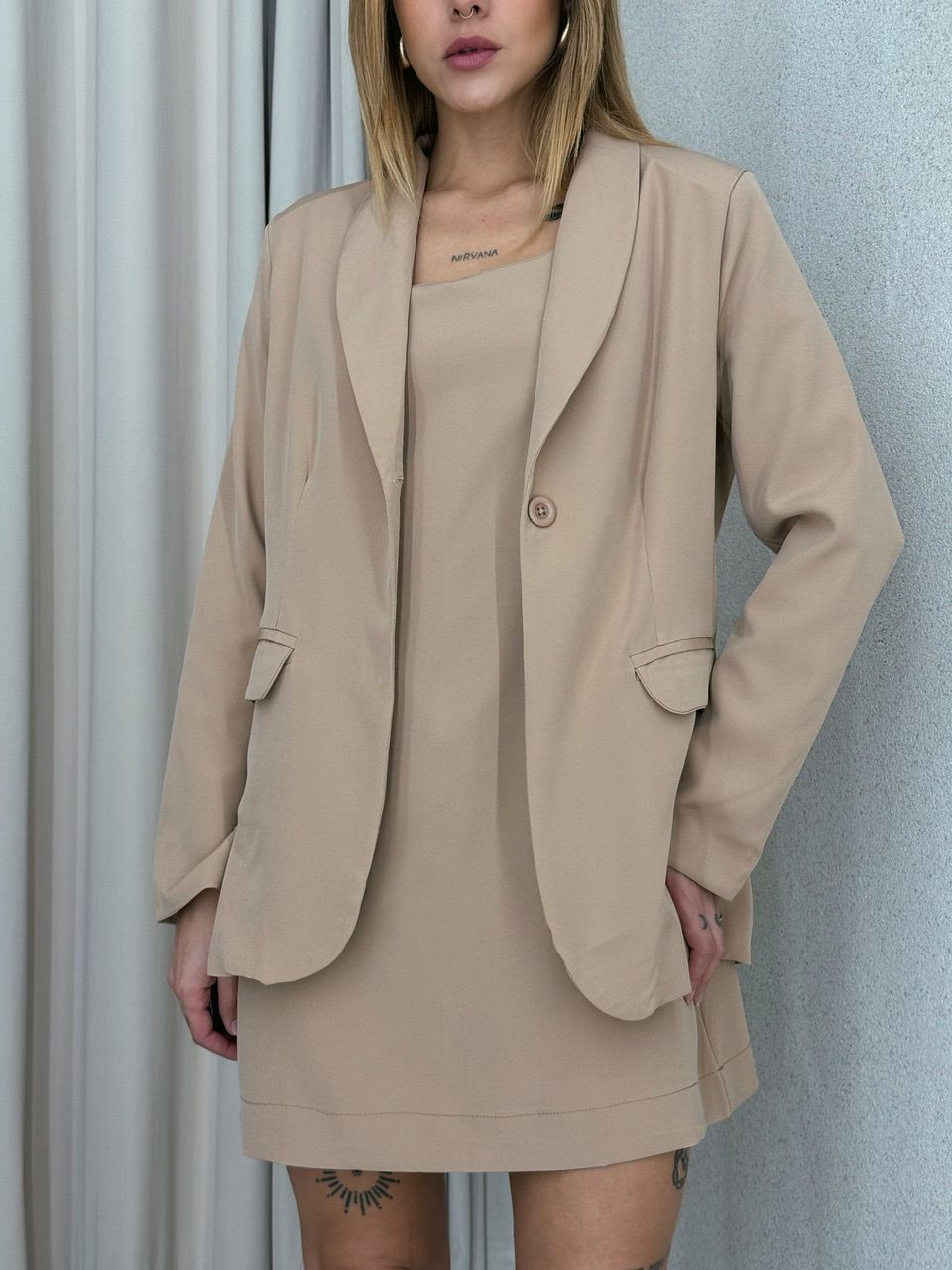 CONJUNTO VESTIDO COM BLAZER NUDE