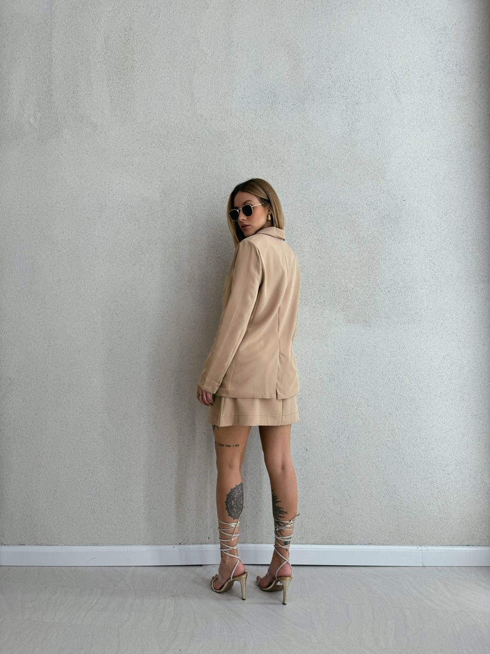 CONJUNTO VESTIDO COM BLAZER NUDE