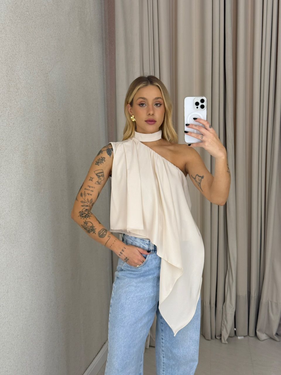 BLUSA ZOE GOLA ASSIMÉTRICA AREIA - 0061870110 - CAROLLA FERRARO