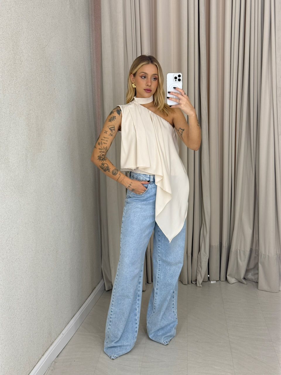 BLUSA ZOE GOLA ASSIMÉTRICA AREIA