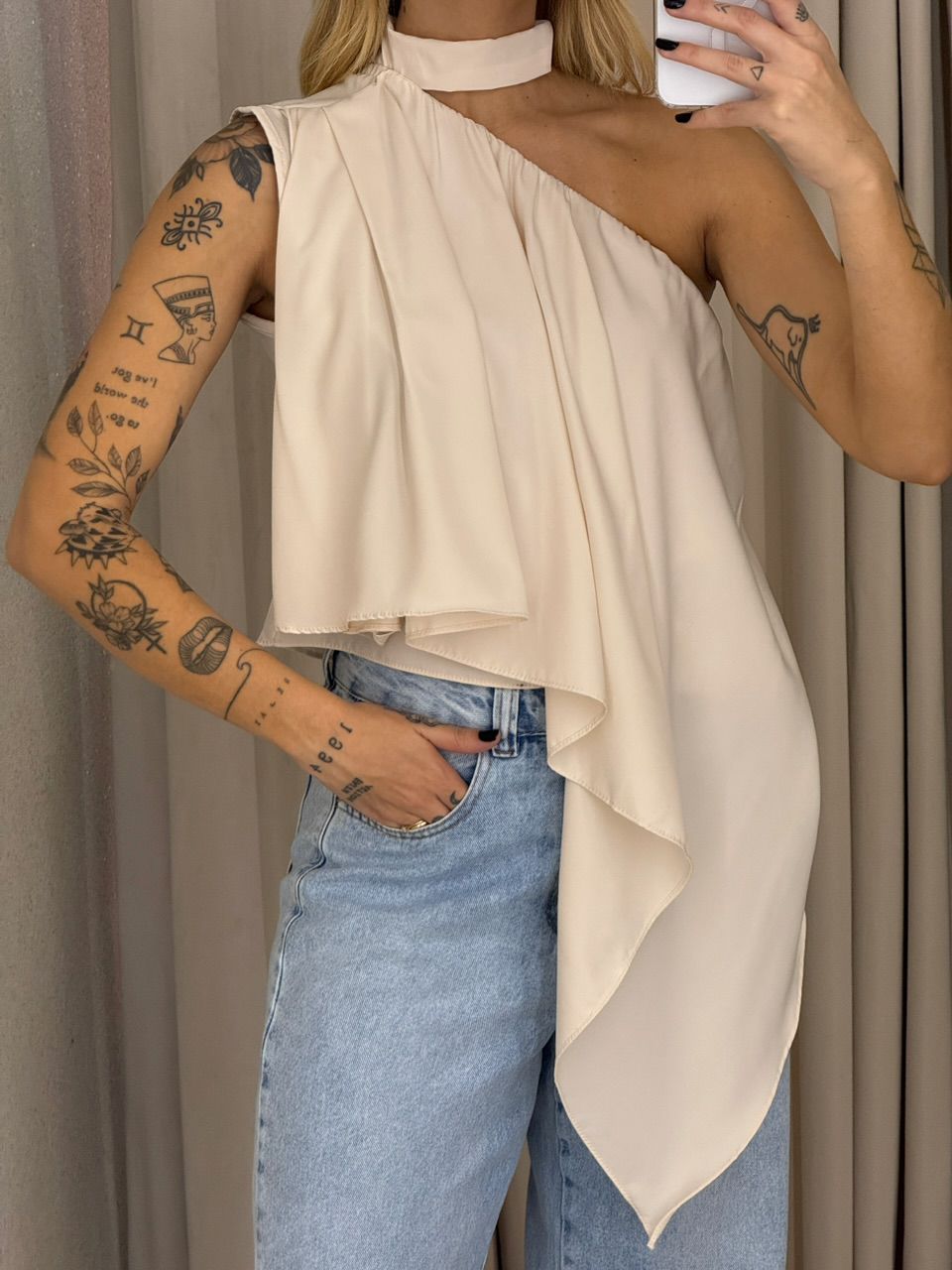 BLUSA ZOE GOLA ASSIMÉTRICA AREIA